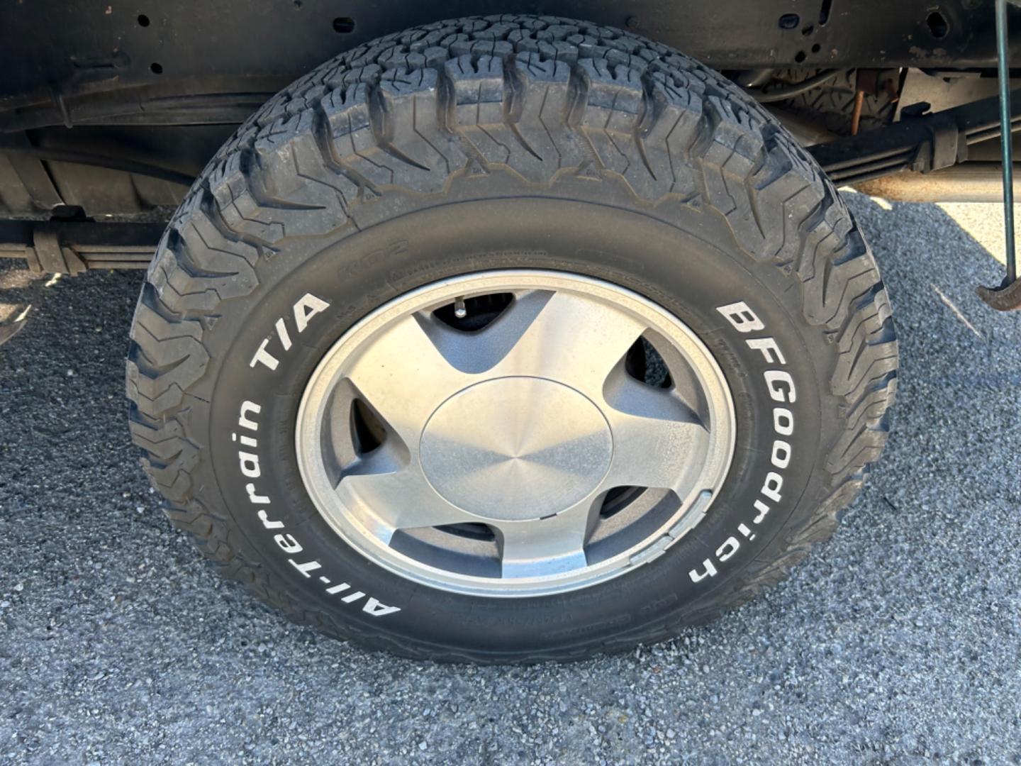 1997 Blue GMC Sierra C/K 1500 Sierra (1GTEK14R3VZ) with an 5.7L V8 F engine, Automatic transmission, located at 1687 Business 35 S, New Braunfels, TX, 78130, (830) 625-7159, 29.655487, -98.051491 - Photo#11